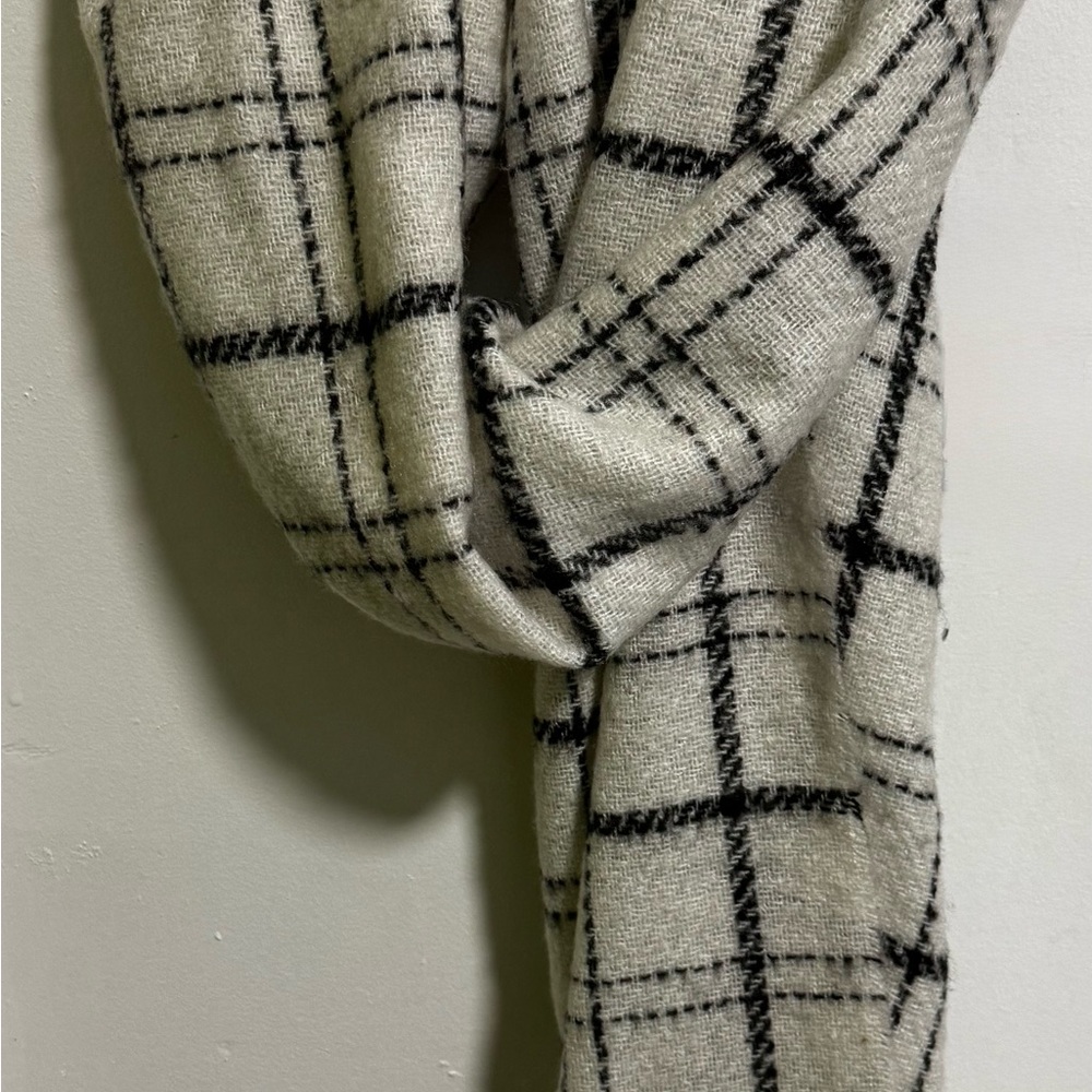 Banana Republic Plaid Knit Scarf in white and Black